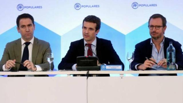 Pablo Casado acompañado de Teodoro García Egea y de Javier Maroto.
