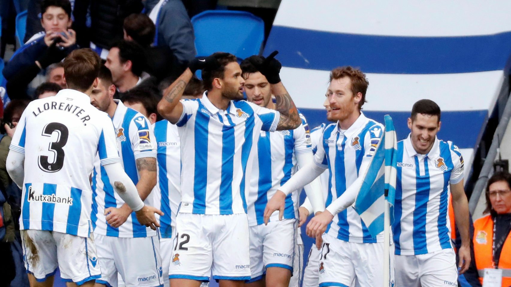 Los jugadores de la Real Sociedad celebran el gol de Willian José ante el Athletic en La Liga