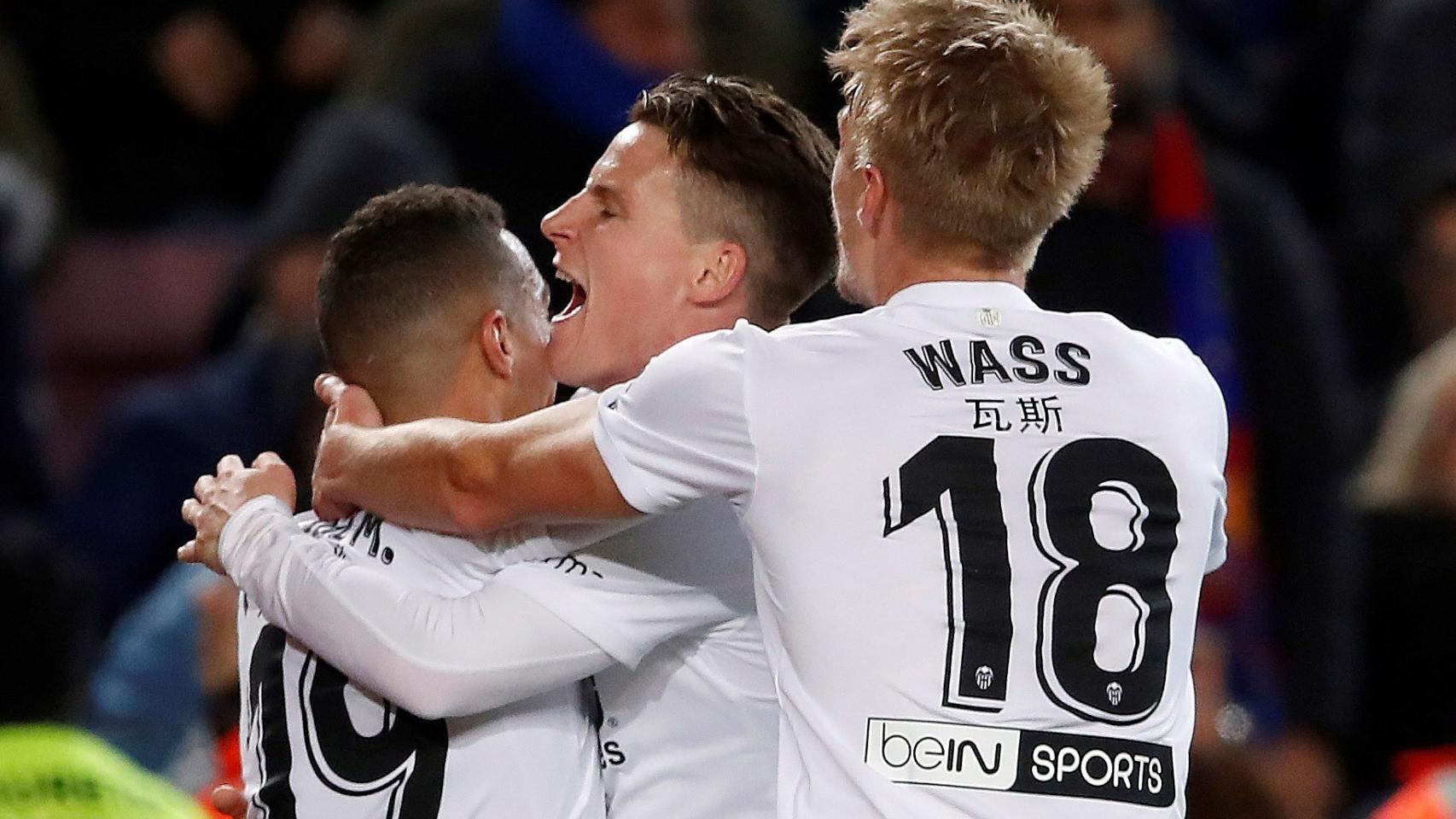 Los jugadores del Valencia celebran un gol ante el Barcelona en La Liga