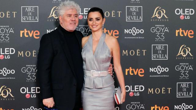 Pedro Almodóvar y Penélope Cruz en la alfombra roja de los Goya.