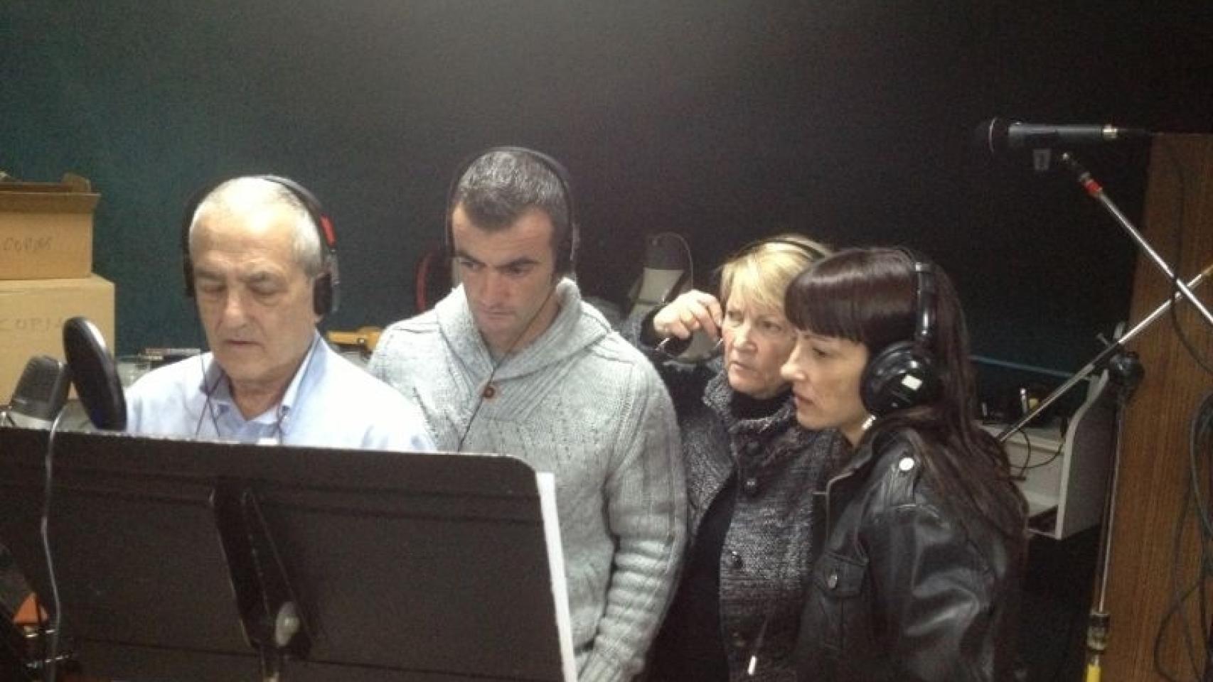 Maribel, junto a su marido y dos hijos.