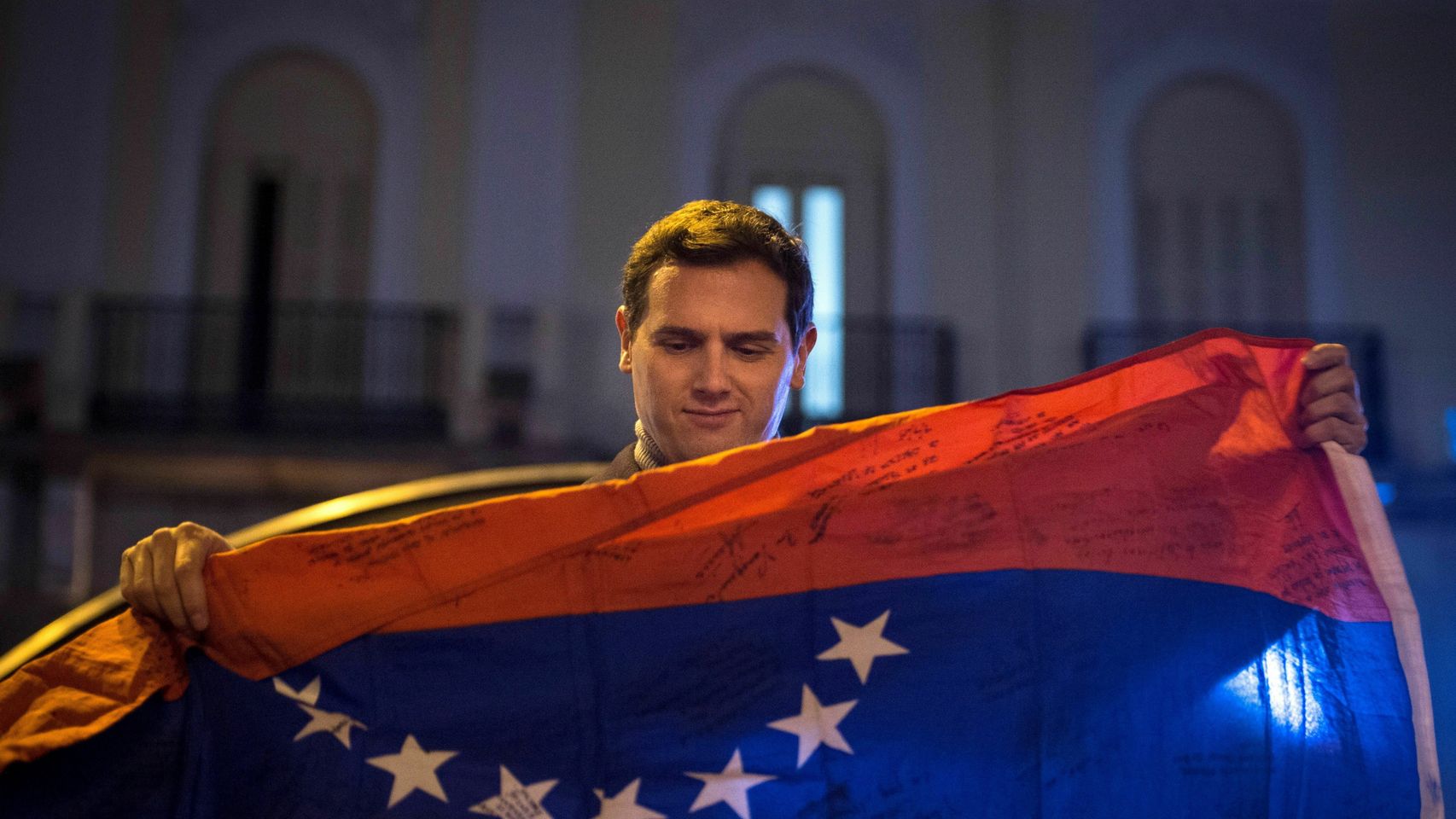 Albert Rivera sostiene una bandera de Venezuela en la concentración de la Puerta del Sol para apoyar a Juan Guaidó.