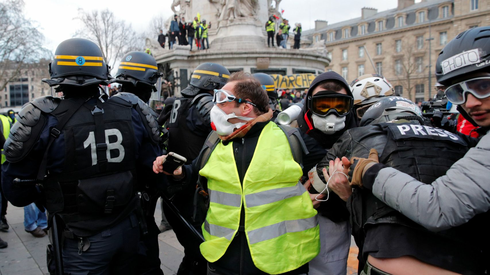 Un manifestante es retenido por varios policías en París