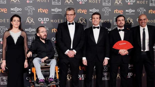 Mariano Barroso con los políticos en la Alfombra Roja.