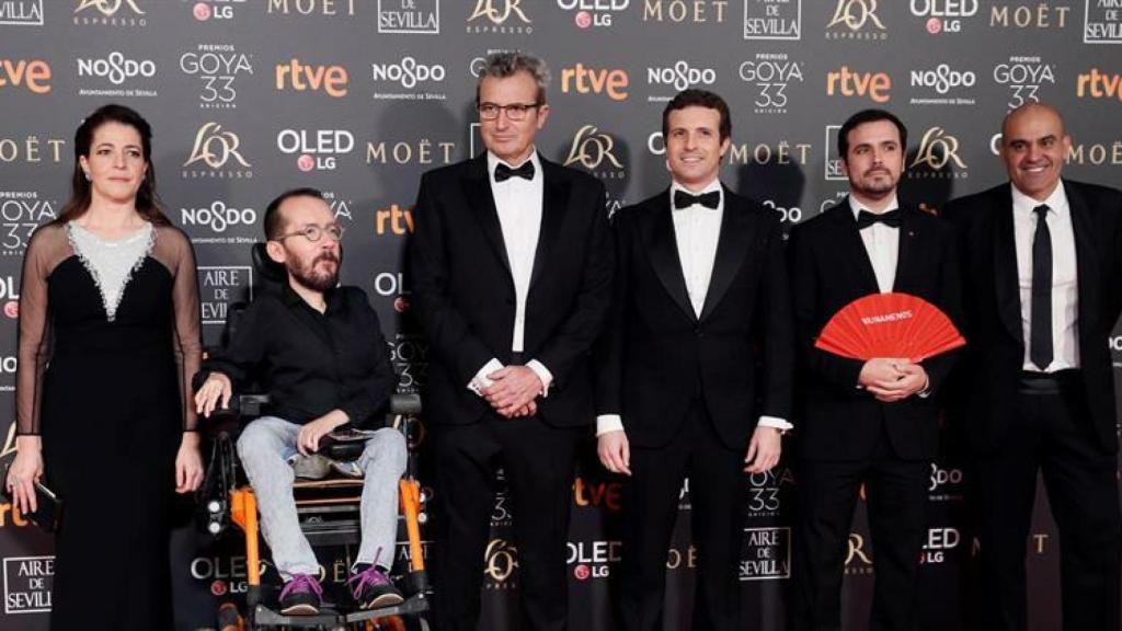 Mariano Barroso con los políticos en la Alfombra Roja.