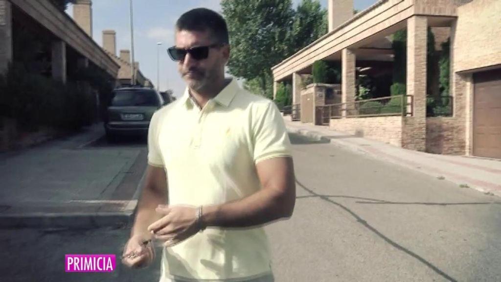 Toño Sanchís llama a la policía para que ‘Socialité’ no grabe su mudanza