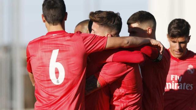 Piña del castilla ante unionistas tras el gol de Cristo. Foto: Manu Laya / El Bernabéu