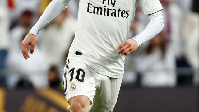 Luka Modric controla el balón frente al Alavés