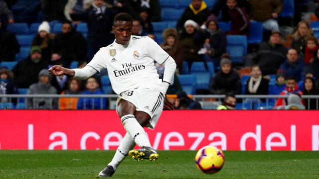 Vinicius remata el balón y marca el segundo gol del Madrid ante el Alavés