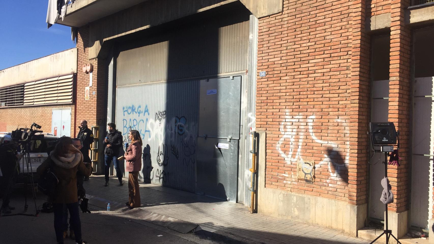La puerta de la fábrica donde tuvieron lugar los hechos.