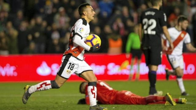 Álvaro García, con el balón tras marcar en el Rayo Vallwcano - Leganés de La Liga
