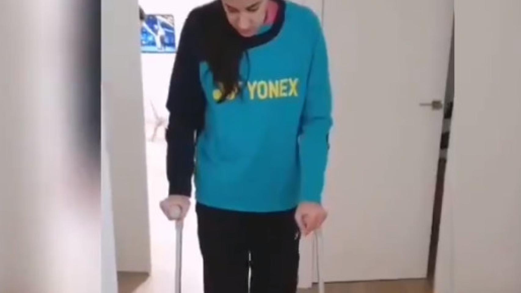 Carolina Marín ya comienza su recuperación: anda utilizando muletas
