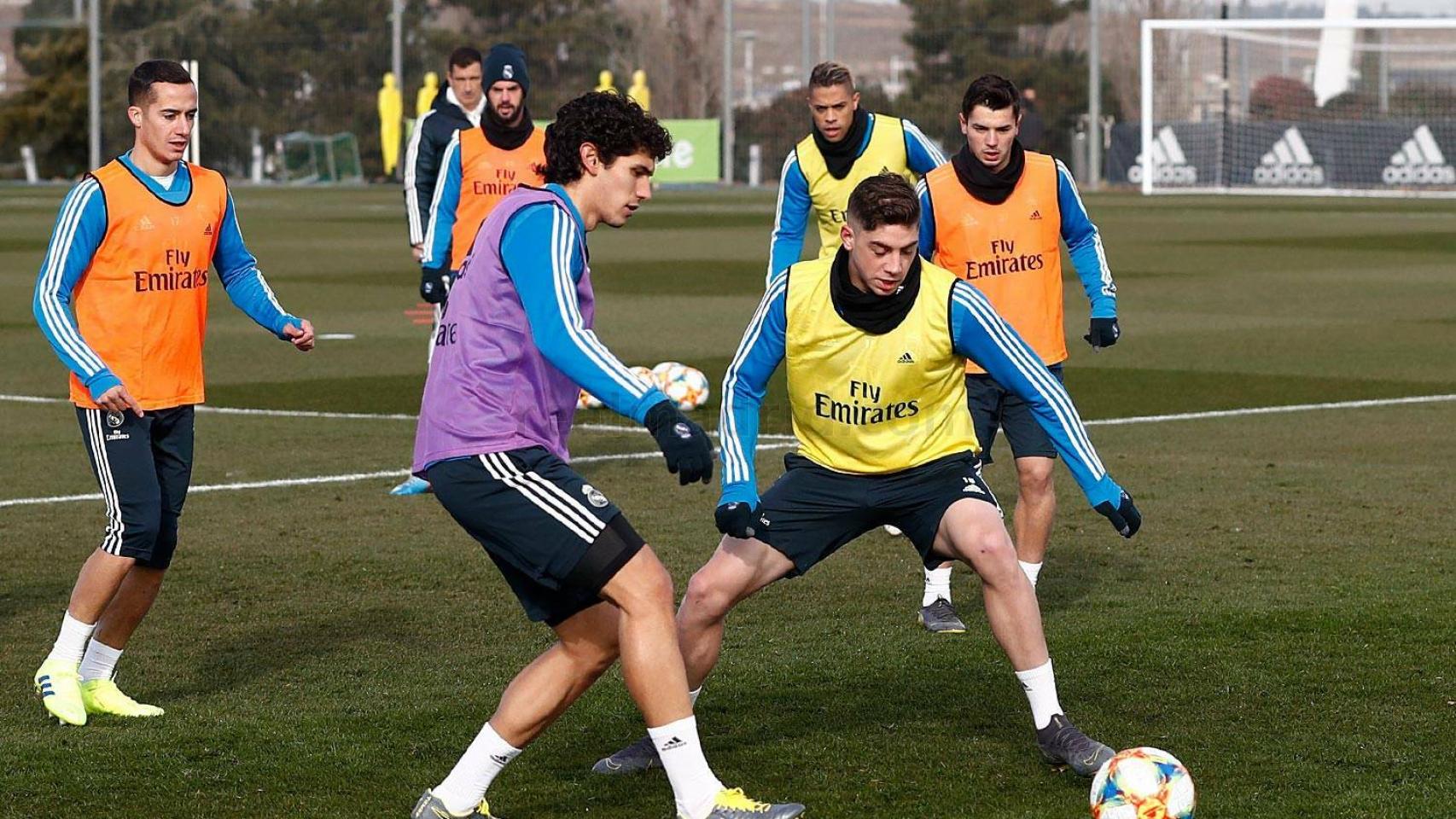 Vallejo junto a Valverde en el entrenamiento del Real Madrid