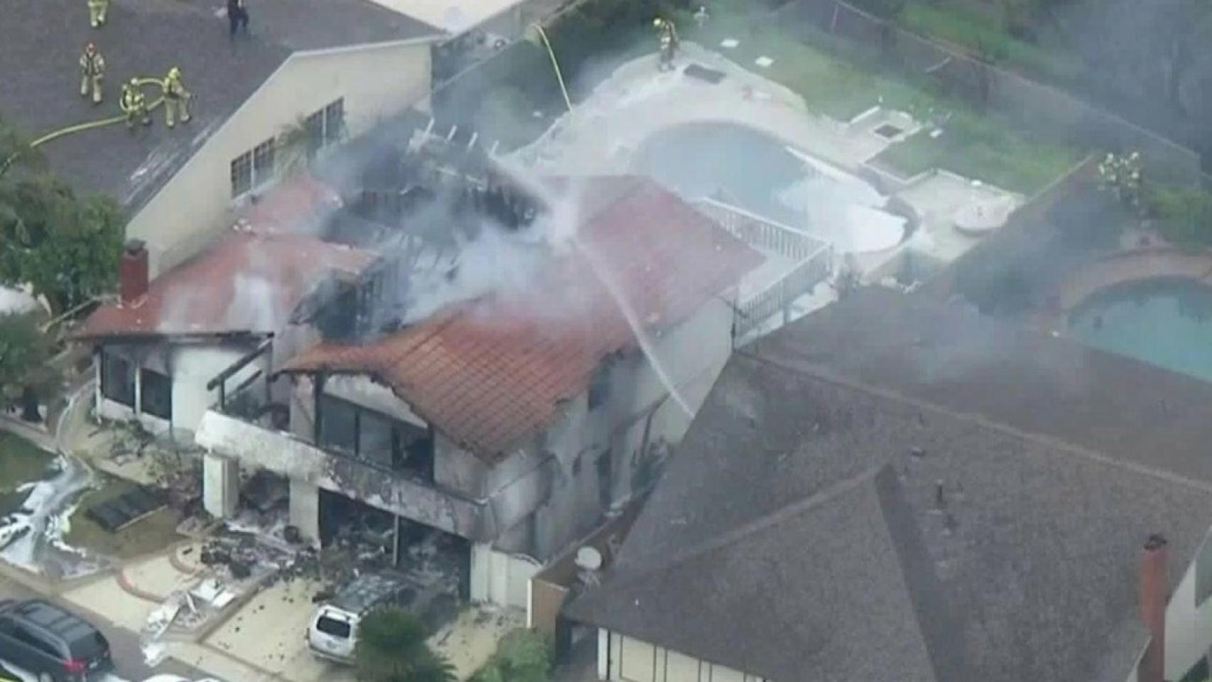 La casa sobre la que se precipitó la avioneta, en un vecindario de California.