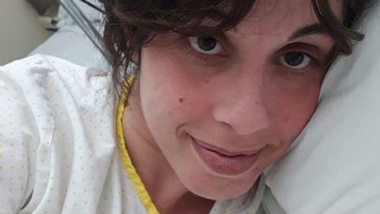 Eva durante su ingreso en el hospital sevillano