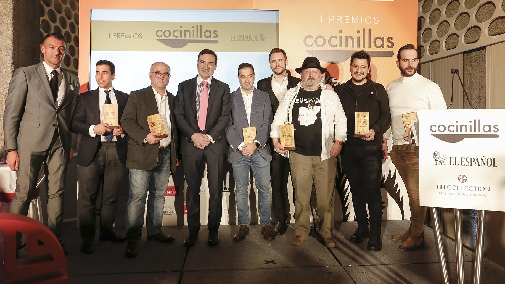 De izquierda a derecha, Ángel Luis Villegas, general manager del NH Collection Eurobuilding; José de Dios, chef de La Bien Aparecida; Ricardo Sanz, chef de Kabuki Wellington; Pedro J. Ramírez, director de EL ESPAÑOL; Óscar Velasco, chef de Santceloni; Daniel Salas, director de Cocinillas; Sacha Hormaechea, propietario de Sacha; Mario Payán, chef de Kappo, y Mario Sandoval, chef de Coque.