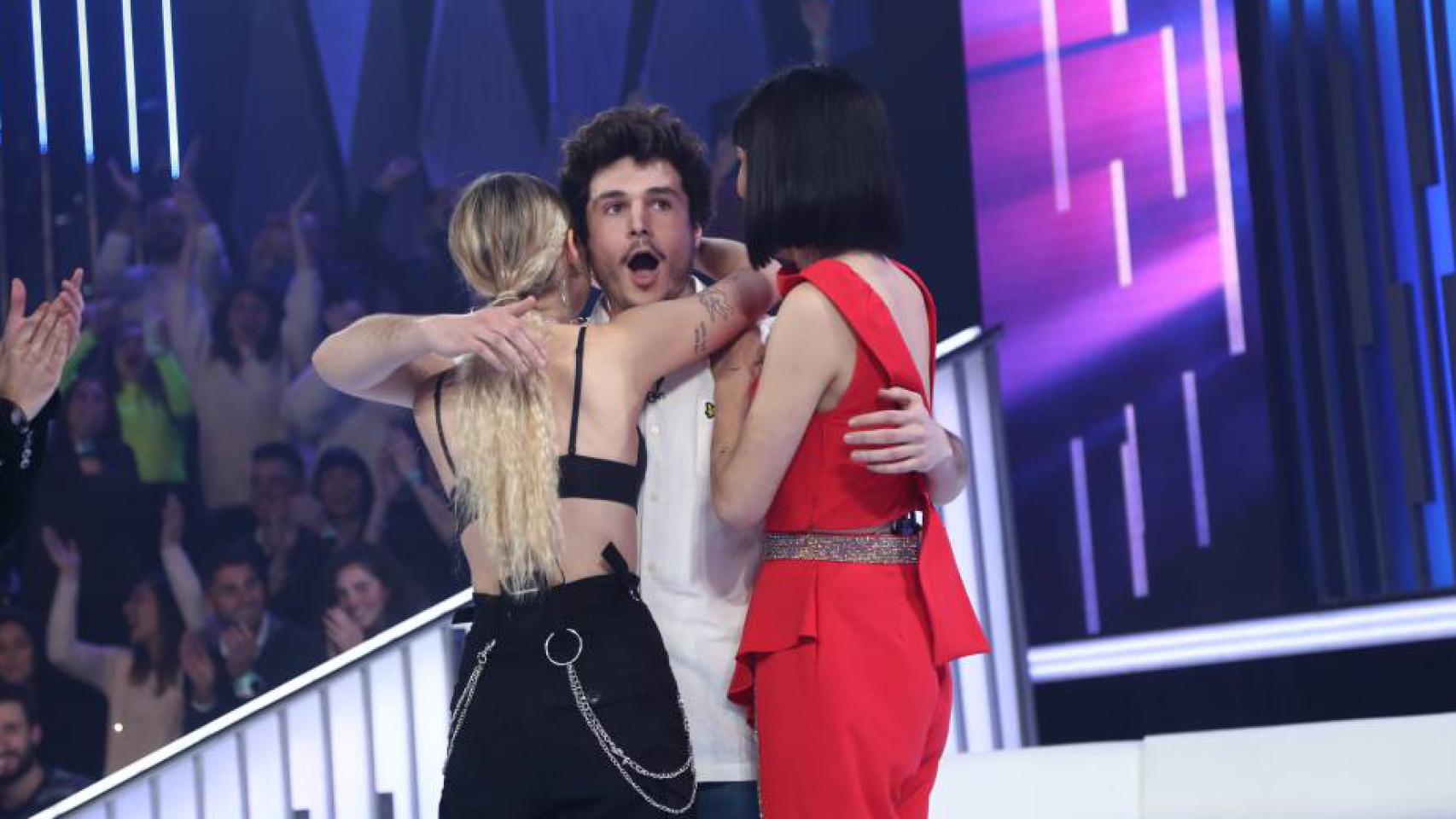 Miki se abraza a María y Natalia.