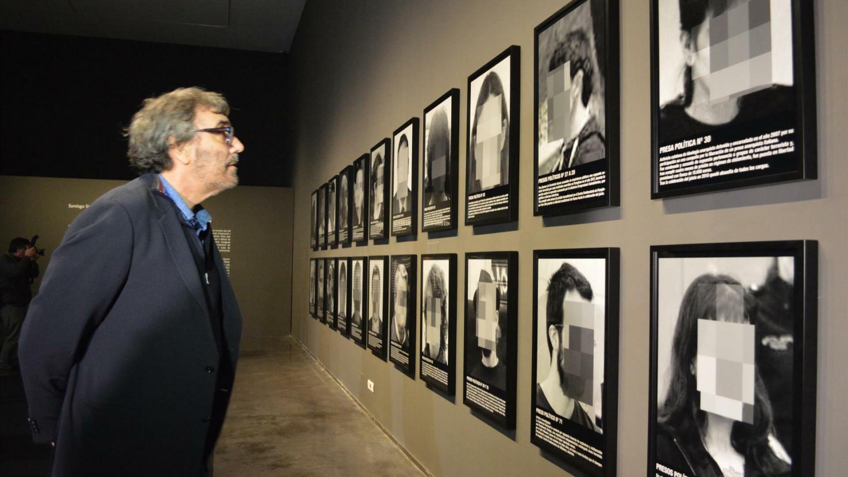 Tatxo Benet contemplando la obra 'Presos políticos'