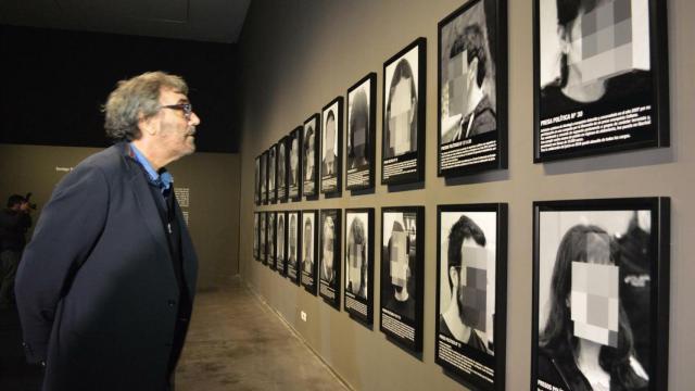 Tatxo Benet contemplando la obra 'Presos políticos'
