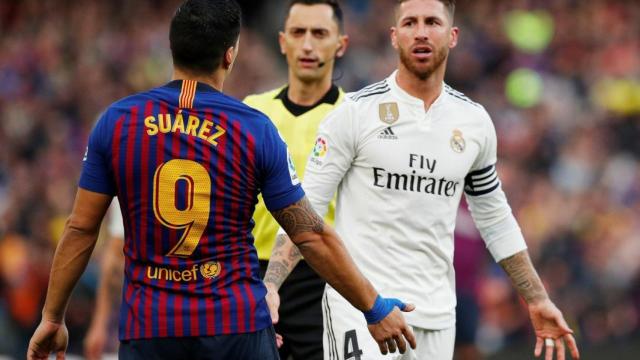 Luis Suárez y Sergio Ramos durante El Clásico