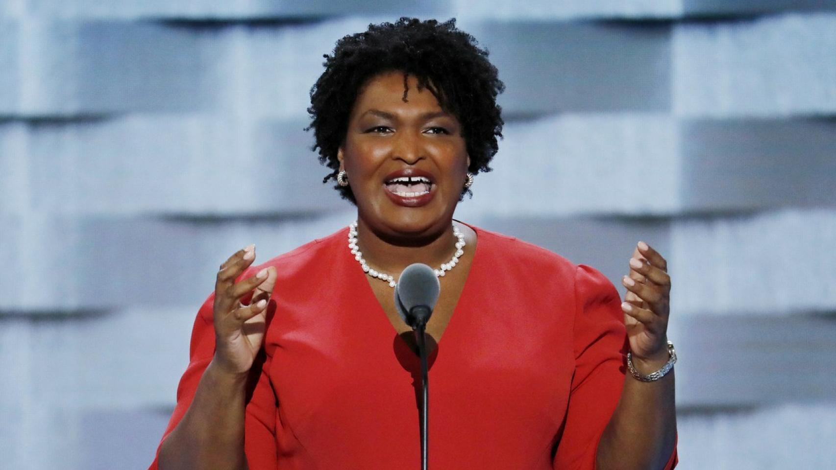 Stacey Abrams durante un discurso.