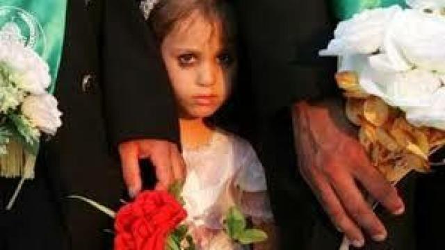 Niñas desfilan de la mano de hombres.