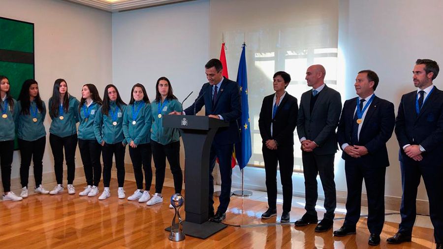 Pedro Sánchez y Luis Rubiales reciben a las campeonas del Mundo Sub17. Foto: rfef.es