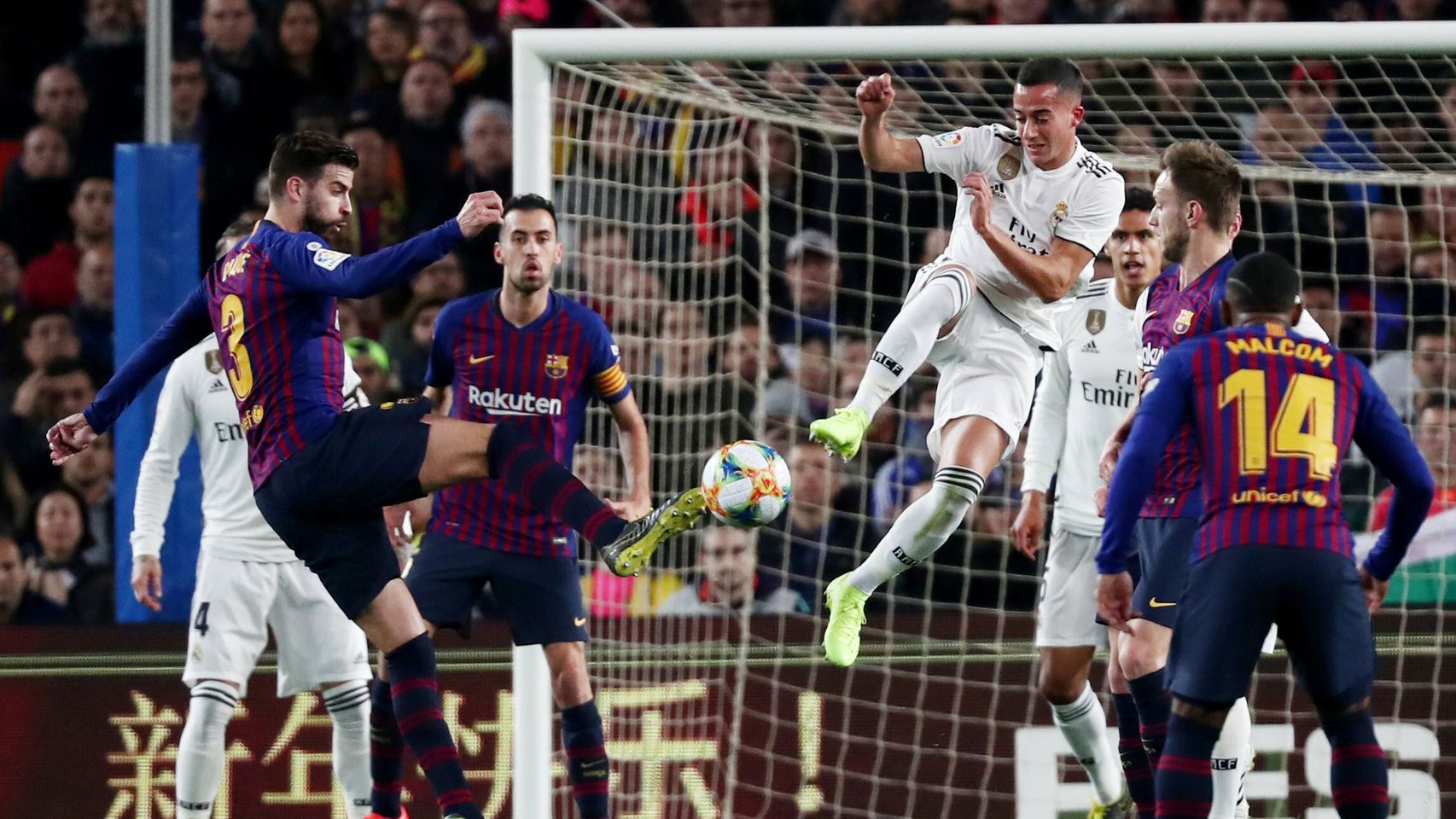 Lucas Vázquez intenta despejar un lanzamiento del FC Barcelona