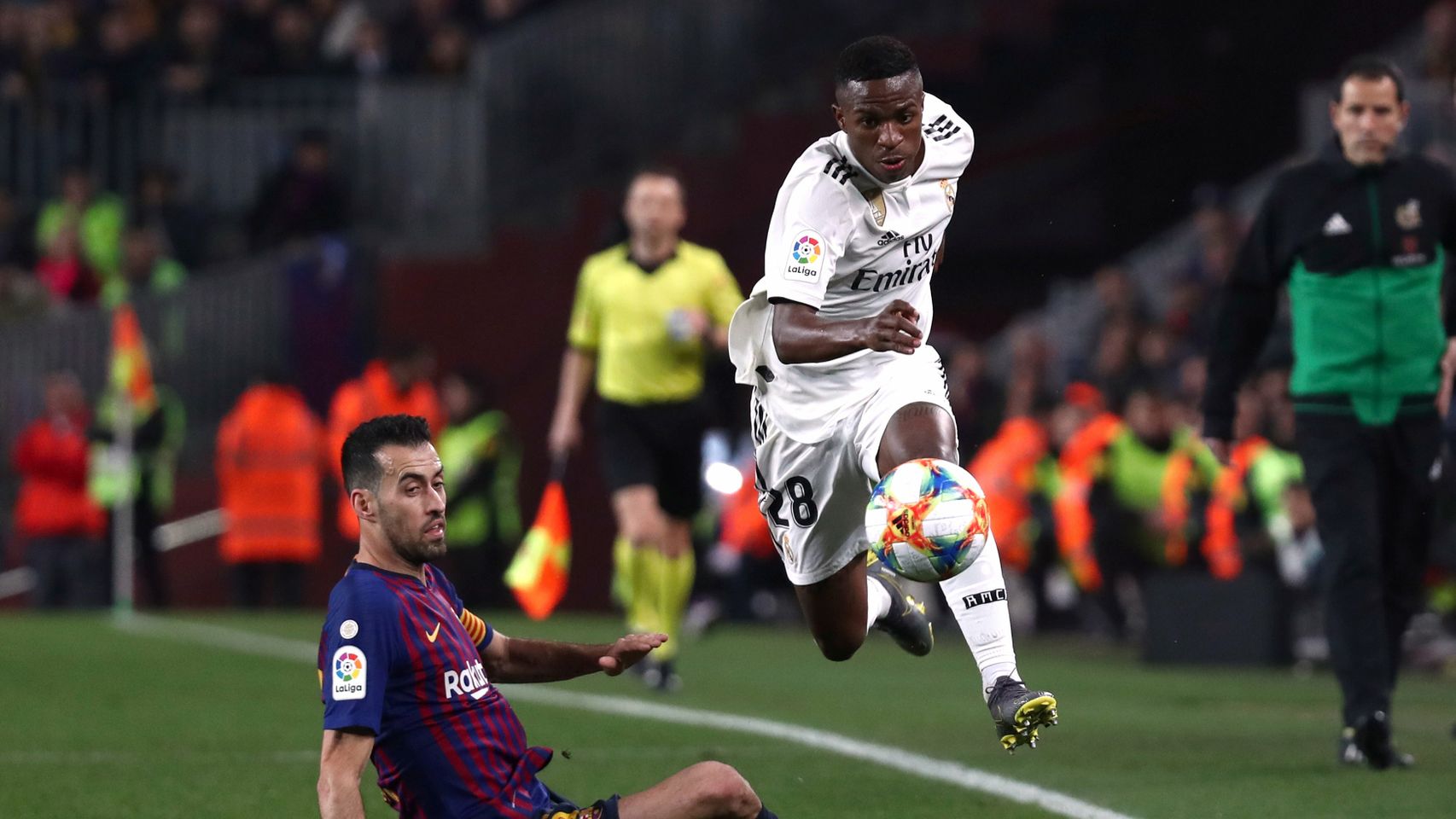 Vinicius evita la entrada de Sergio Busquets