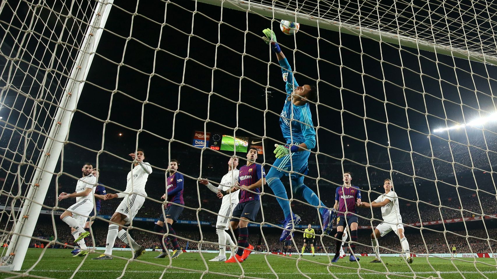 Keylor Navas evita un gol del FC Barcelona