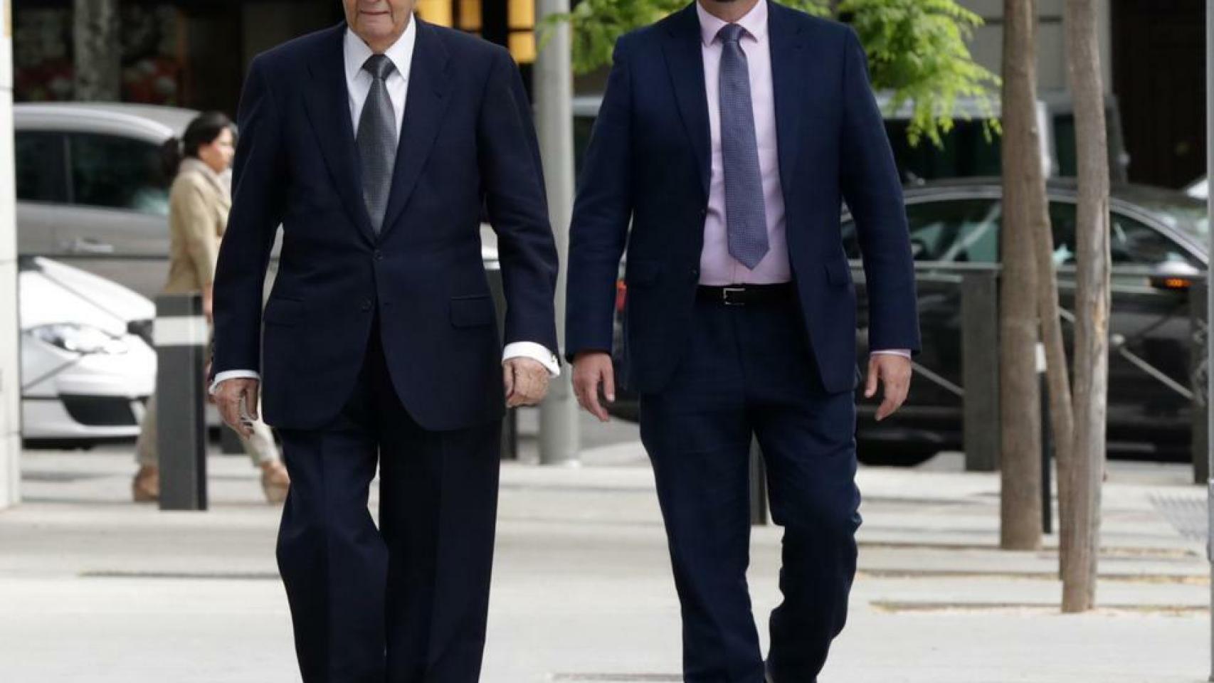 Villar Mir, junto a un escolta, en una de sus comparecencias en el caso Lezo./