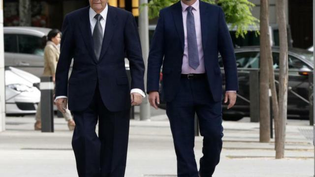 Villar Mir, junto a un escolta, en una de sus comparecencias en el caso Lezo./