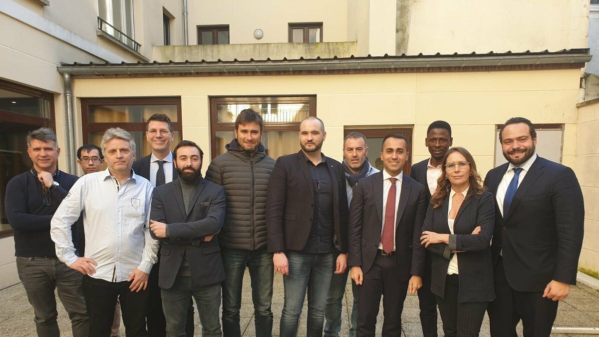 Di Maio con representantes de los 'chalecos amarillos'.