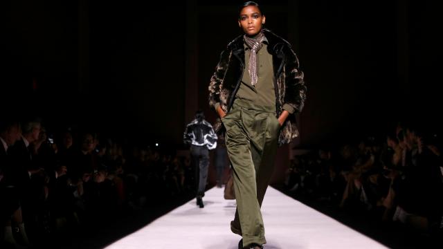 Modelo en el desfile de Tom Ford