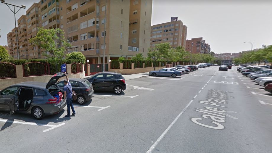 Calle Paraguay de Alicante, en la que se ha encontrado el coche con el cadáver en su interior.