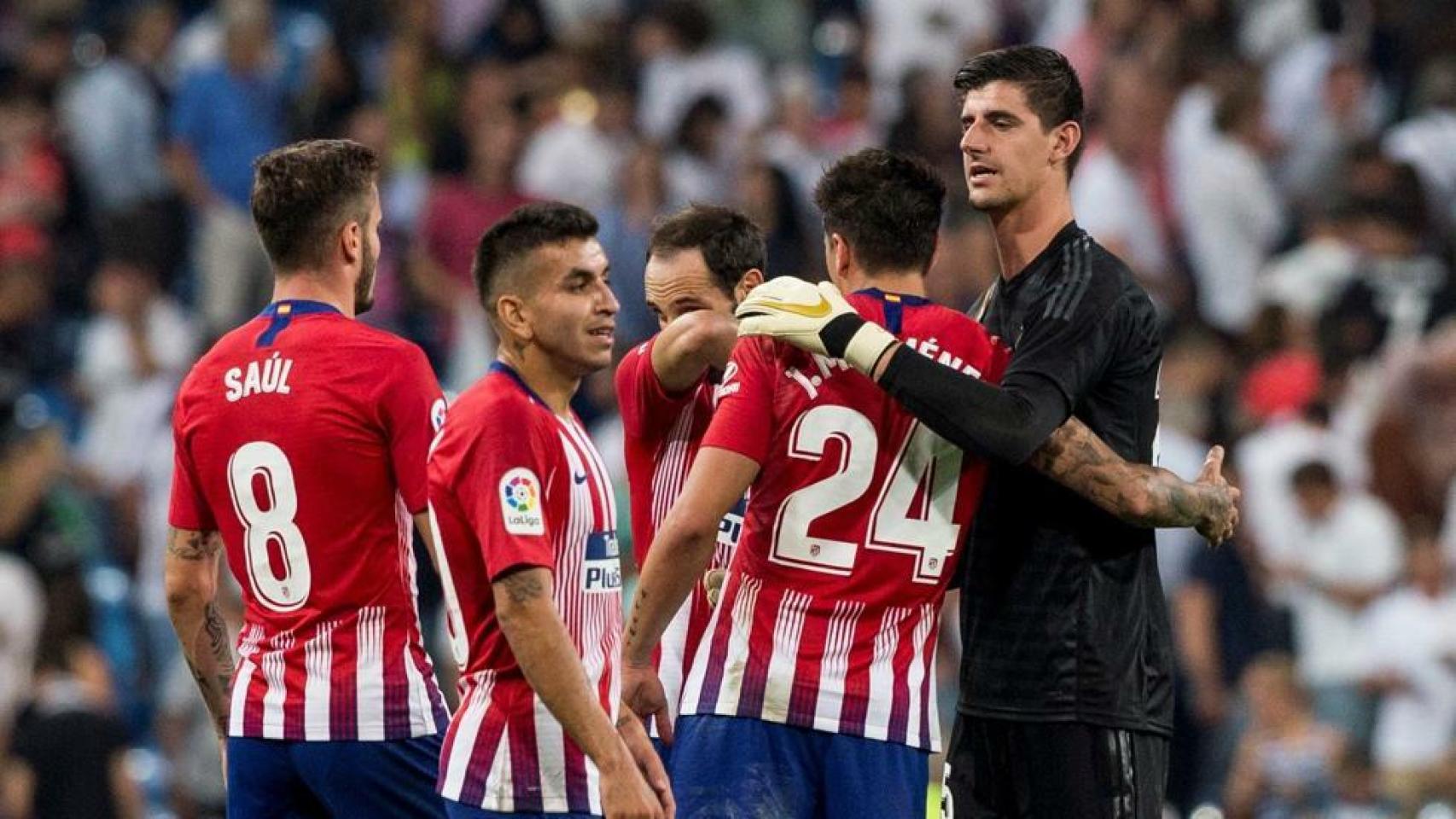 Courtois, junto a los jugadores del Atlético en el último derbi