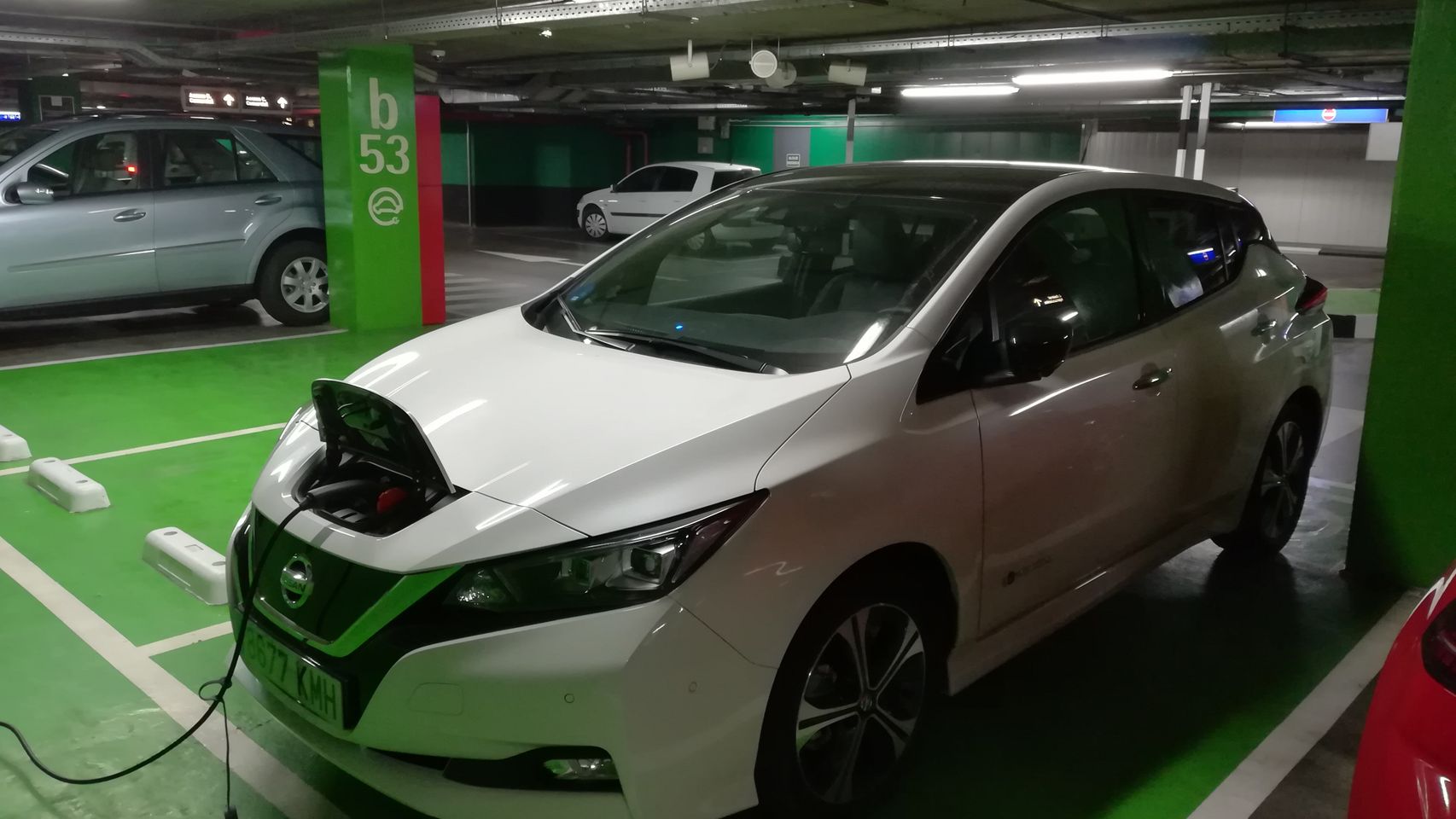 Nuestro Nissan Leaf cargando en un centro comercial