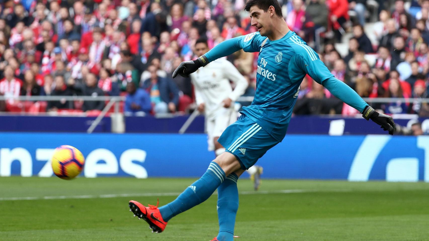 Courtois despeja un balón frente al Atlético de Madrid