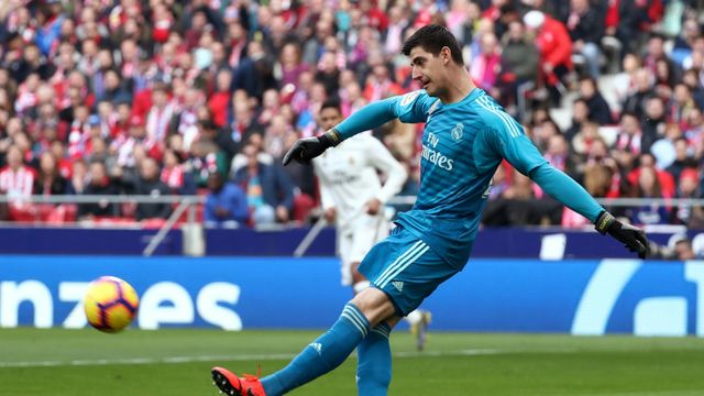 Courtois despeja un balón frente al Atlético de Madrid