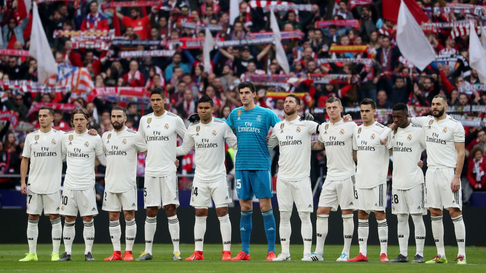 Los jugadores del Real Madrid durante el minuto de silencio a Isacio Calleja