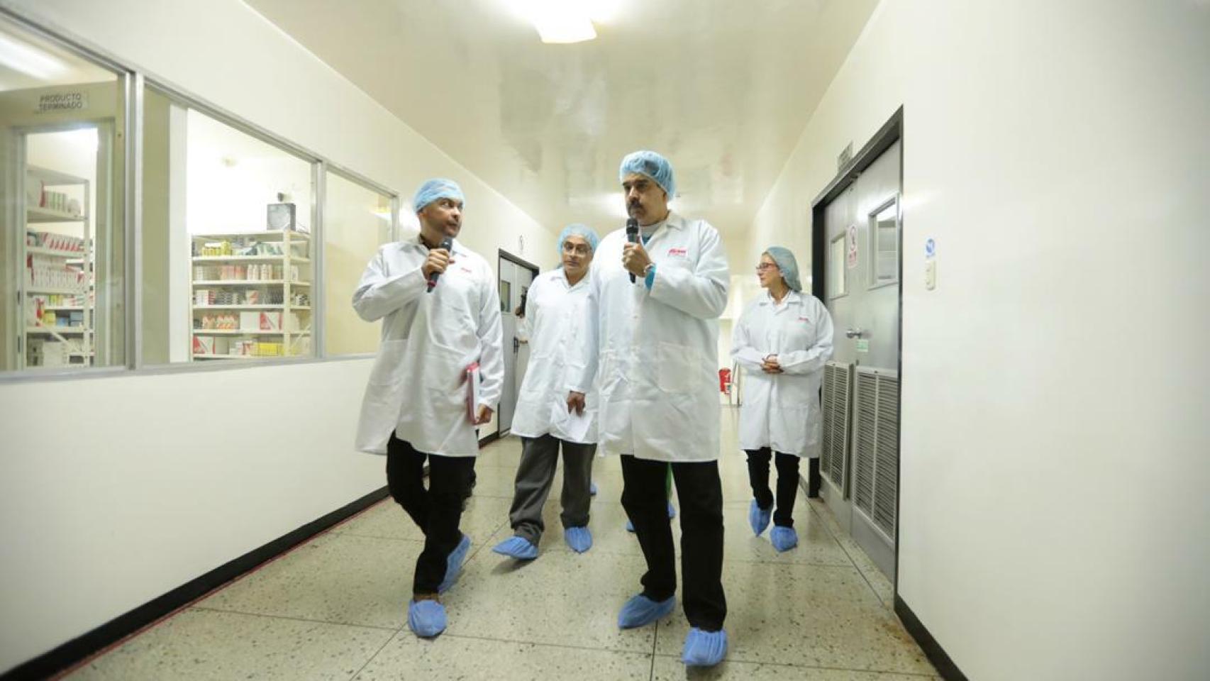 Nicolás Maduro durante una visita a la farmacéutica confiscada.