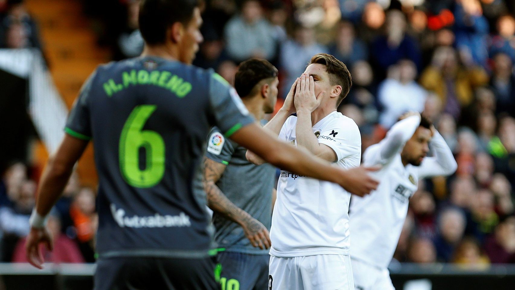 Gameiro se lamenta tras una ocasión fallada en el Valencia - Real Sociedad de La Liga