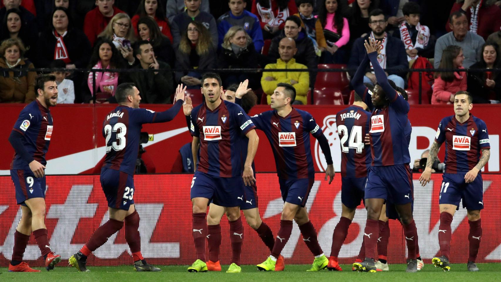 Los jugadores del Eibar celebran el gol de Orellana ante el Sevilla en La Liga