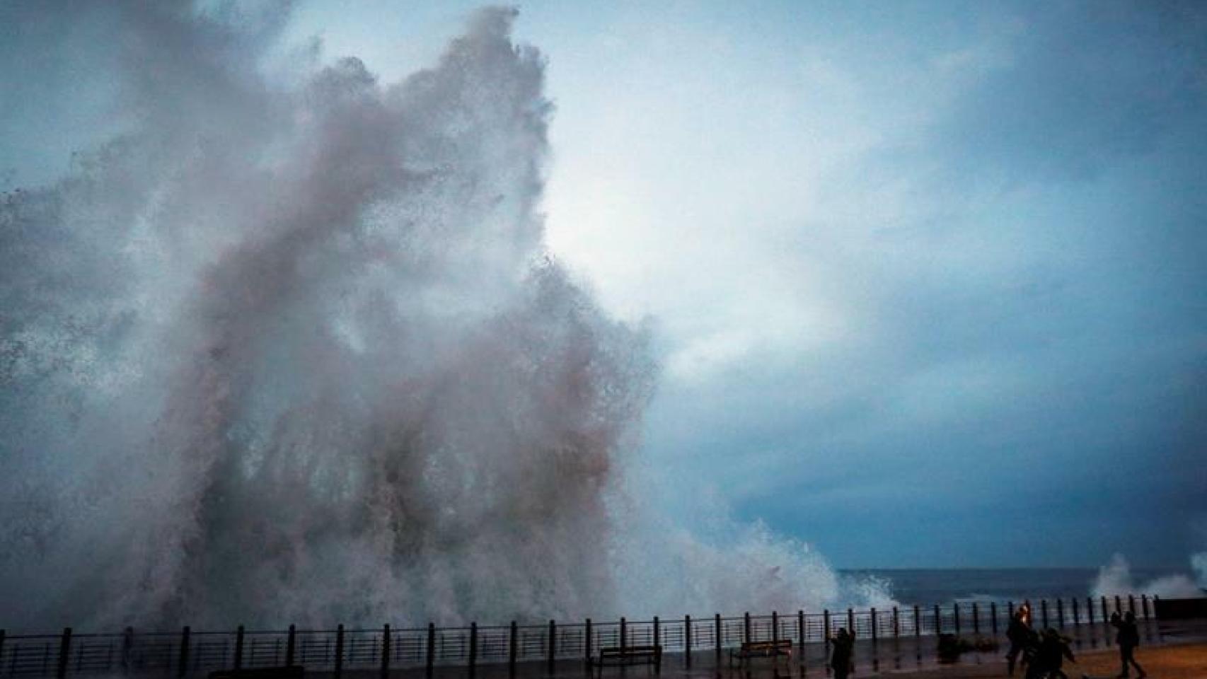 Una ola rompe en el Paseo Nuevo de San Sebastián. EFE/Javier Etxezarreta.