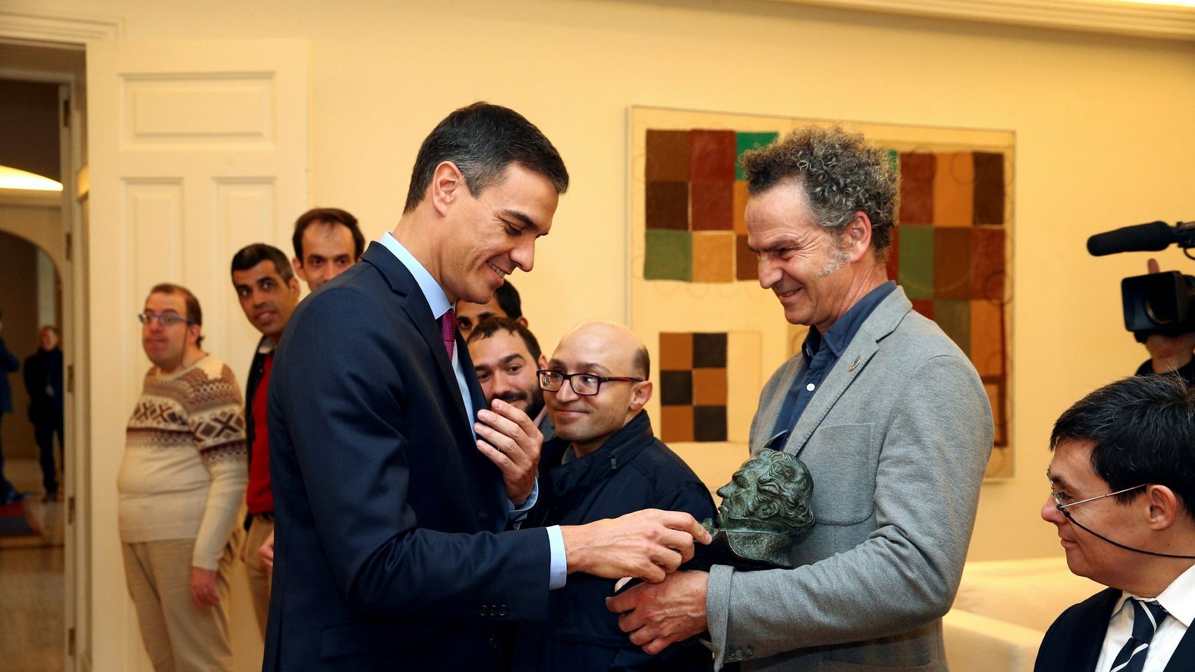 Sánchez saluda al director de cine Javier Fesser, este lunes en la Moncloa, junto a los protagonistas de 'Campeones'.
