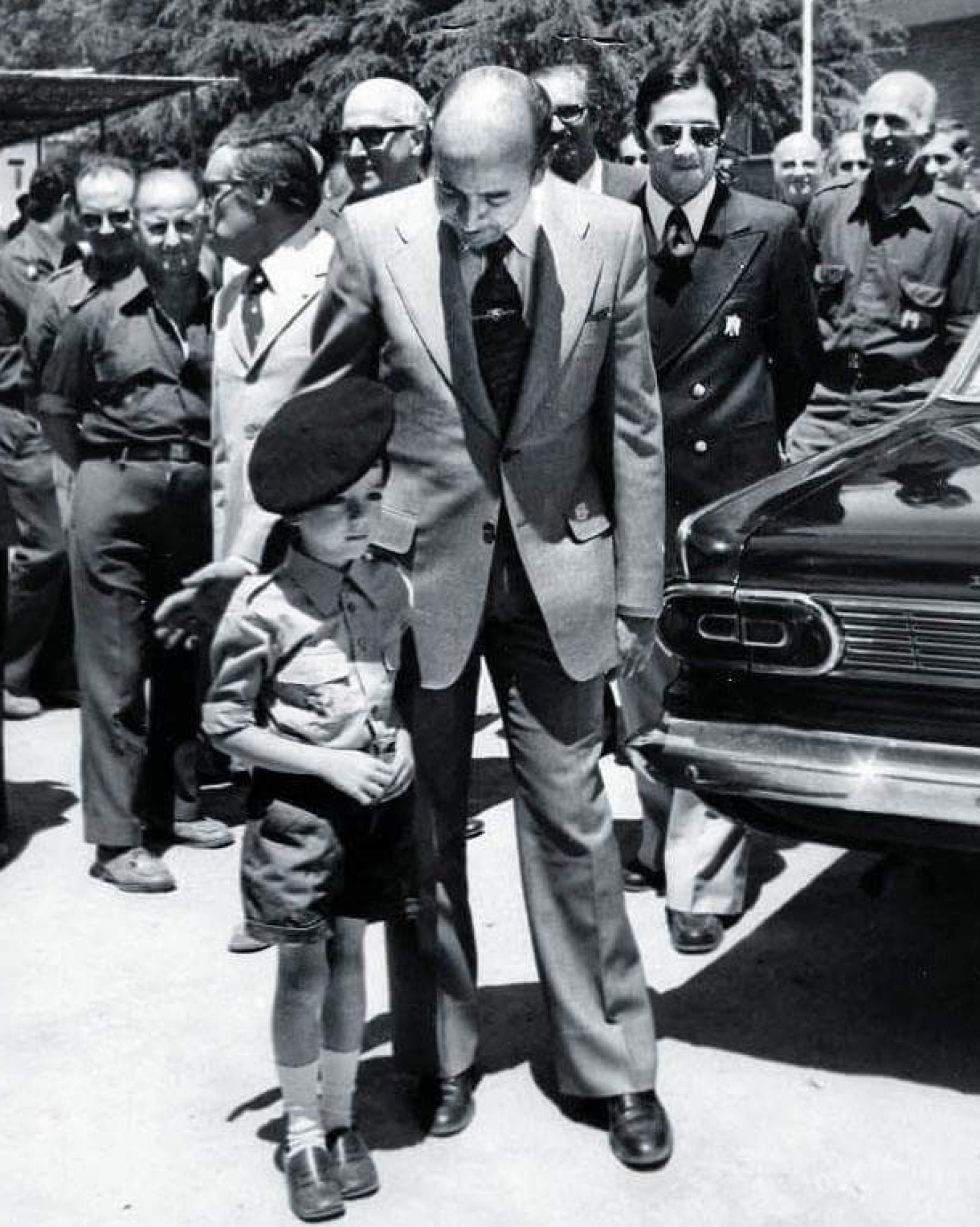 Luis Felipe Utrera-Molina, de niño, junto a su padre, ministro de Vivienda y secretario general del Movimiento