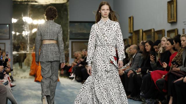 Una modelo de Carolina Herrera desfila en Nueva York.