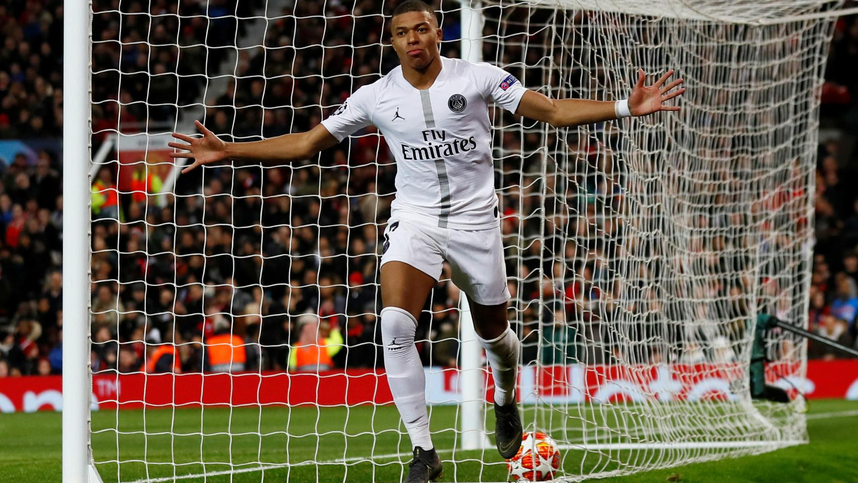Kylian Mbappé celebra su gol con el PSG al Manchester United en Old Trafford