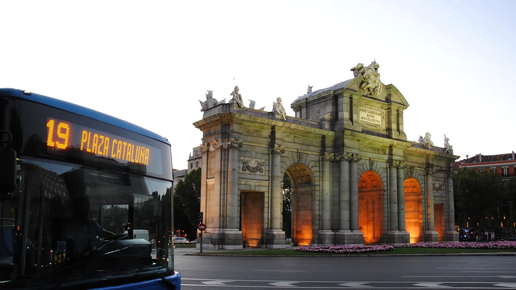 Autobús de la línea 19 de Madrid en la Puerta de Alcalá.