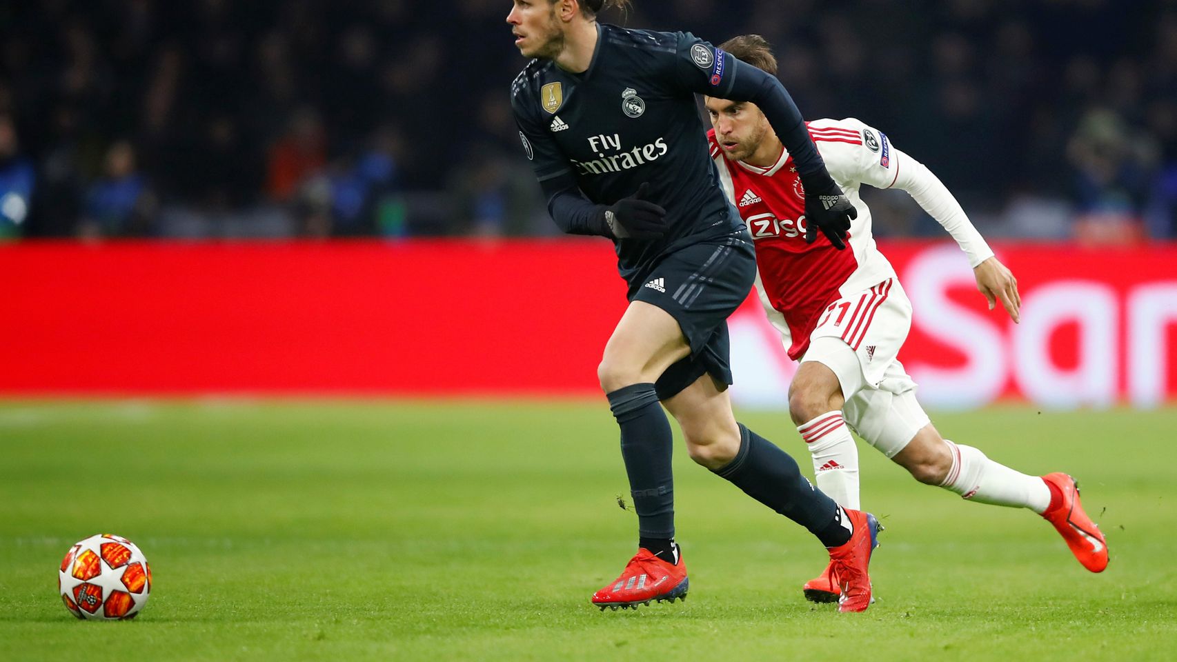 Bale conduce el balón en el campo del Ajax